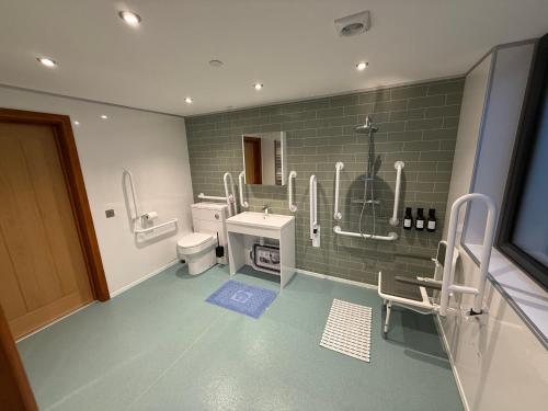 Phòng tắm tại Nantsidyll Farm Spa & Holiday Lodges