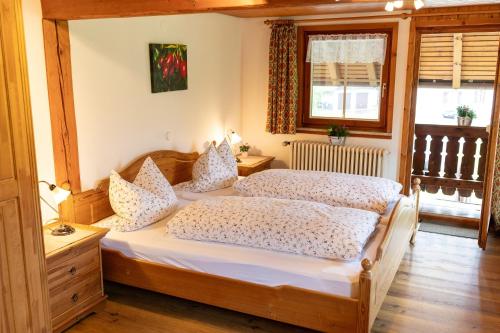 Postel nebo postele na pokoji v ubytování Gasthaus Hirschen Oberes Wirtshaus