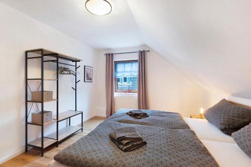 een slaapkamer met een bed en een boekenplank bij Ferienwohnung Grobbel in Schmallenberg
