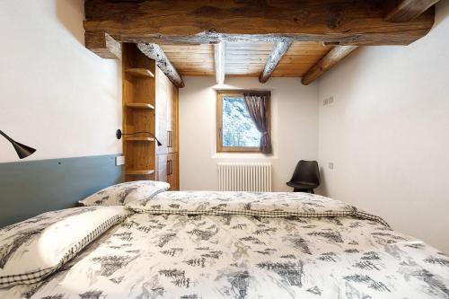 een slaapkamer met een bed en een raam bij Chalet Brenand in Rhêmes-Notre-Dame