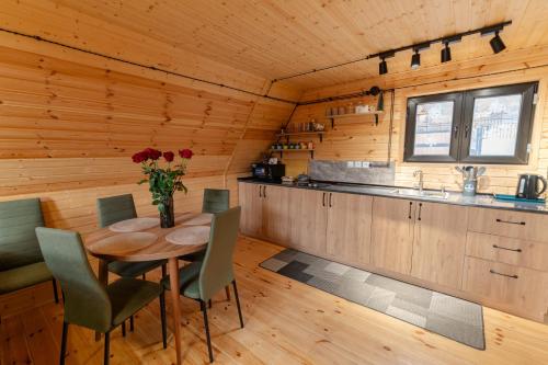 卡兹贝吉Oto Twins Cottages的小屋里有一张桌子和椅子的厨房