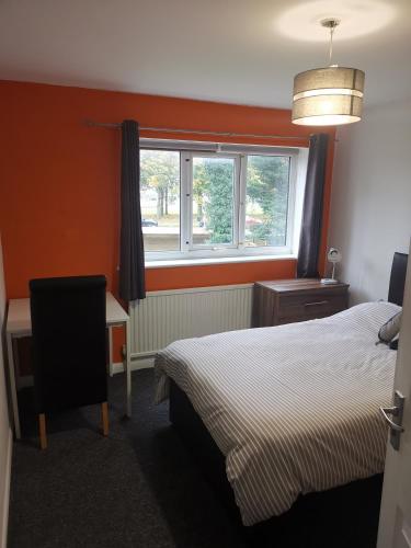 En eller flere senge i et værelse på Millhouse Property