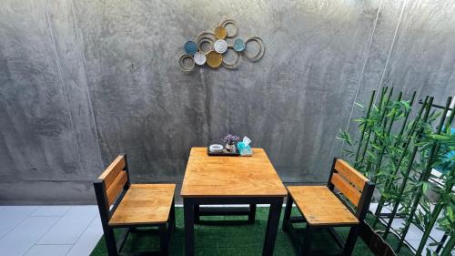 a wooden table and two chairs in a room at Sean Sabai The Secret Room in Ban Na We