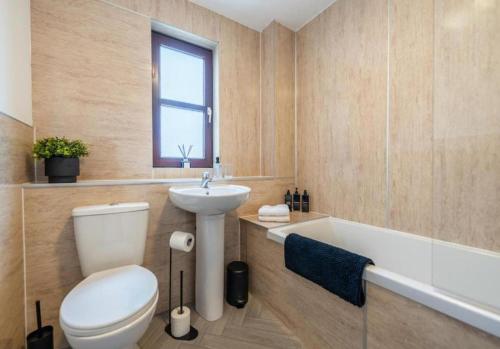 Et badeværelse på Modern 2-Bed Apartment in Fraserburgh - Free Parking