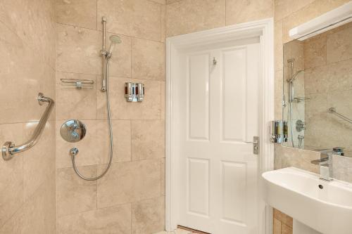 Phòng tắm tại Cherry Blossom - North East Escapes