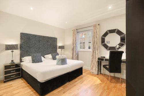 Giường trong phòng chung tại Cherry Blossom - North East Escapes