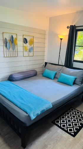 a large bed with blue pillows in a room at Sean Sabai The Secret Room in Ban Na We
