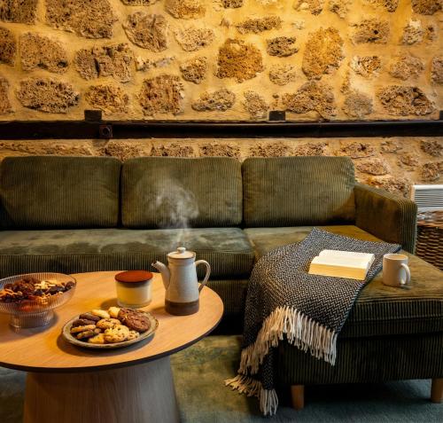 einen Couchtisch mit einem Teller Essen auf einer Couch in der Unterkunft Αρχοντικό Παπαγιάννη in Edessa