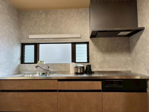 Kuchyň nebo kuchyňský kout v ubytování 東山むらさき murasaki