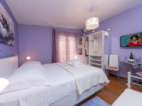 Apartment Gemütliche Ferienwohnung mit Terrasse in Bidol by Interhome