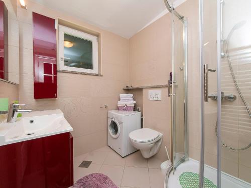 Apartment Gemütliche Ferienwohnung mit Terrasse in Bidol by Interhome