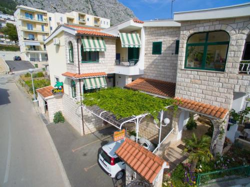 Apartment Gemütliche Ferienwohnung mit Terrasse in Bidol by Interhome