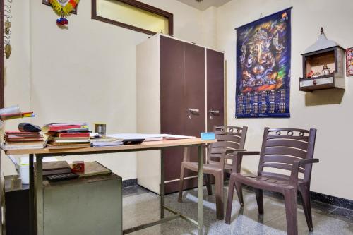 un ufficio con una scrivania e due sedie di Hotel O Santosh Seva Sadan a Rāiwāla