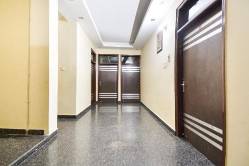 un corridoio di ascensori in un edificio di Hotel O Santosh Seva Sadan a Rāiwāla