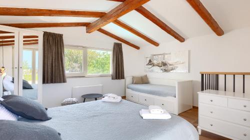 Postel nebo postele na pokoji v ubytování Beautiful Villa Bruna with jacuzzi in Porec