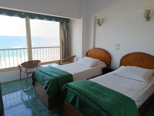 En eller flere senge i et værelse på Royal Crown Hotel عائلات مصرية فقط Egyptian Families only