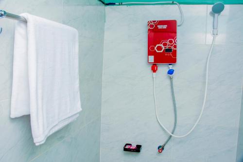 een badkamer met een douche en een witte handdoek bij Mufasha Boutique Suites in Kisoro