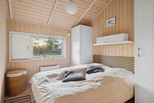 Giường trong phòng chung tại Beautiful Summer House From 2008 Outdoor Spa