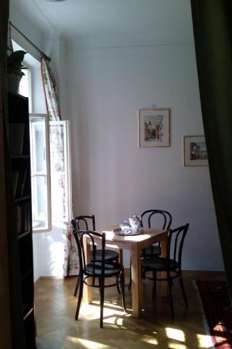 Apartment Wohnung in Hernals mit Garten- und Strassenblick by Interhome