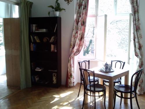 Apartment Wohnung in Hernals mit Garten- und Strassenblick by Interhome