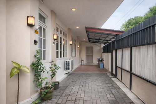 ABC Homestay في Sentool: مدخل منزل به ممشى