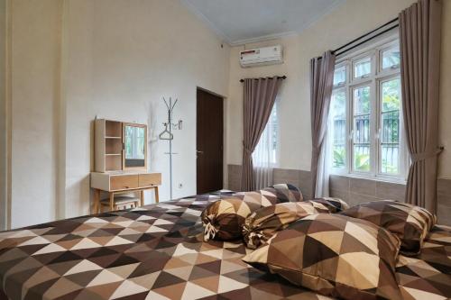 een slaapkamer met een groot bed en een geruite vloer bij Acrolia Homestay in Sentool