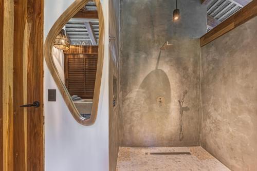 Et badeværelse på Modern Tropical Bungalow magic ocean views