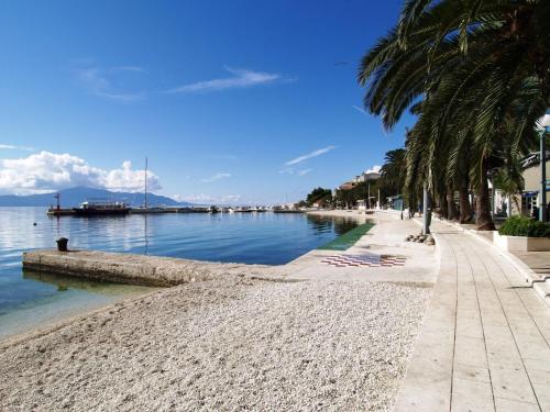 Apartment Gesamte Wohnung in Gradac mit Möbliertem Balkon by Interhome