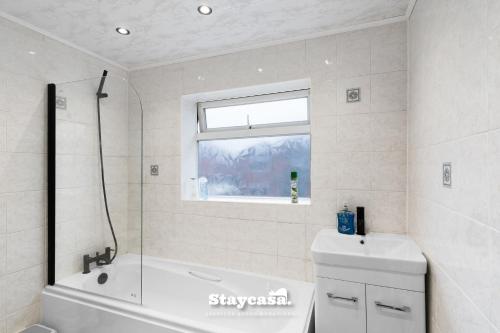 Et badeværelse på Spacious 4-Bed Home near Didsbury