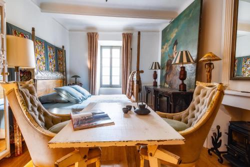 ein Wohnzimmer mit einem Tisch und einem Sofa in der Unterkunft La maison de la piscine in Goult