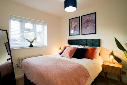 En eller flere senge i et værelse på 3-Bed House, Sleeps 5,Bedford