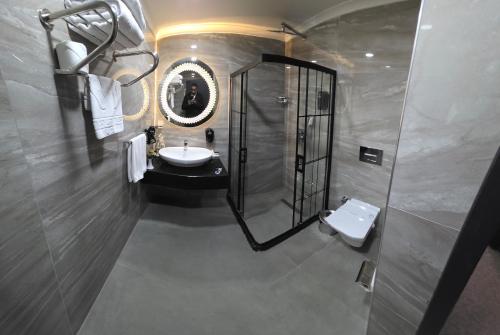 Phòng tắm tại Gardan Hotel