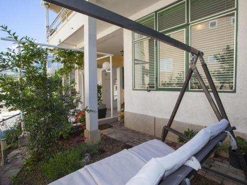 Apartment Komfortable Ferienwohnung mit Terrasse in Bidol by Interhome