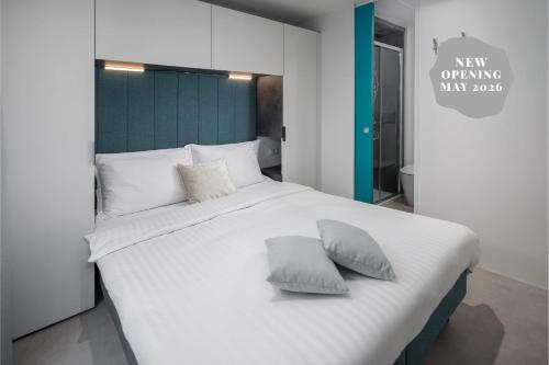 een groot wit bed met twee kussens erop bij Boutique Camping Materada Beach in Poreč