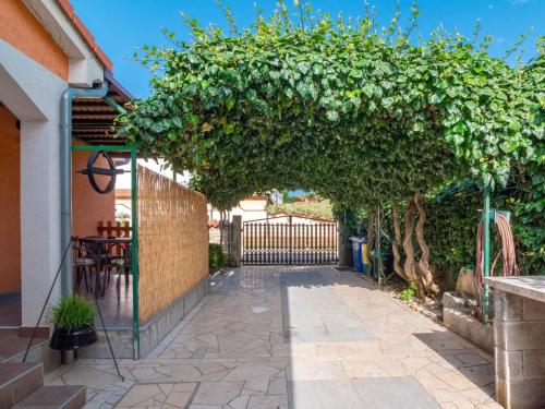 Apartment Arijana1 mit privater Terrasse by Interhome