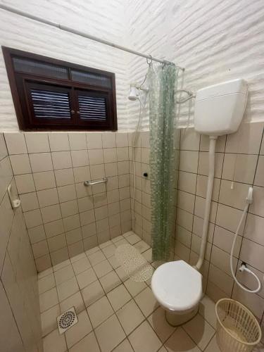 een badkamer met een toilet en een douche bij Casa Vila lagoinha in Lagoinha