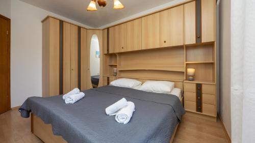 ein Schlafzimmer mit einem Bett mit Handtüchern darauf in der Unterkunft Holiday home Neda by Villas Guide in Primorski Dolac