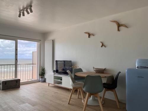 TV a/nebo společenská místnost v ubytování Golfslag 7b, studio with sea view in Blankenberge