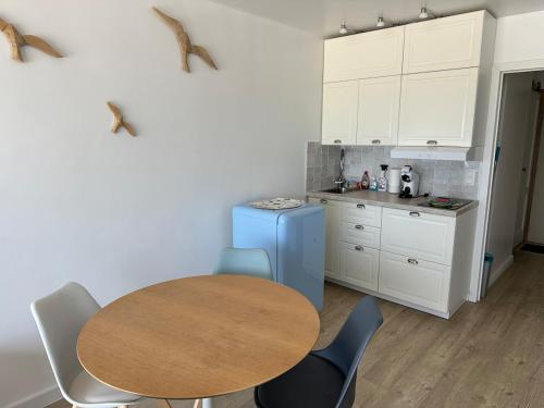 Kuchyň nebo kuchyňský kout v ubytování Golfslag 7b, studio with sea view in Blankenberge