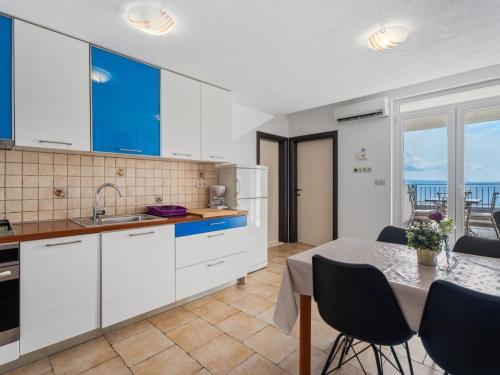 Apartment Ferienappartement mit zwei Meerblick-Balkonen by Interhome