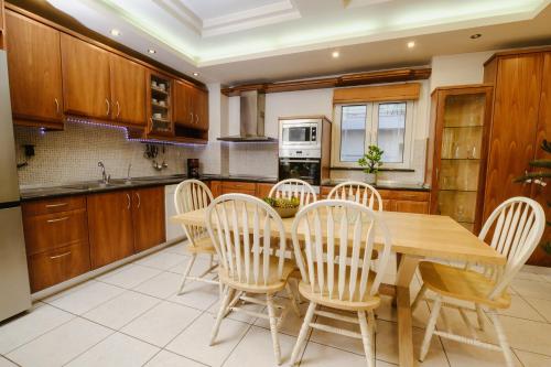 eine Küche mit einem Holztisch und Stühlen in der Unterkunft Sunny home crete in Ierápetra