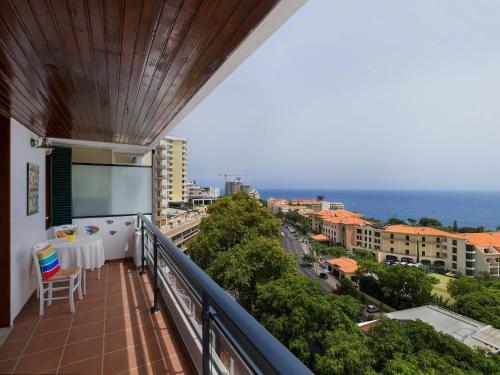 Apartment Wohnung mit Balkon und Aussicht in São Martinho by Interhome