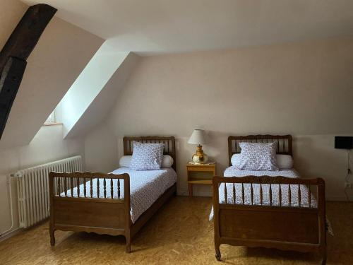 een slaapkamer met 2 bedden op een zolder bij Le rêve de Jocelyne - Grande maison au Neubourg in Le Neubourg