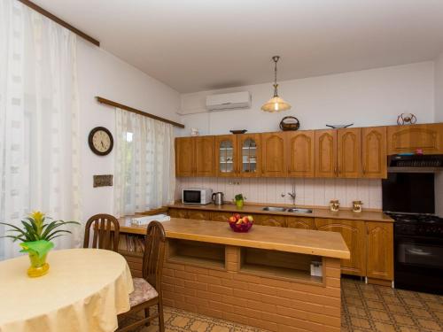 Apartment Strandnahe Ferienwohnung Jure mit großer Terrasse by Interhome
