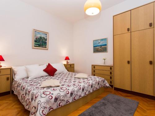 Apartment Strandnahe Ferienwohnung Jure mit großer Terrasse by Interhome