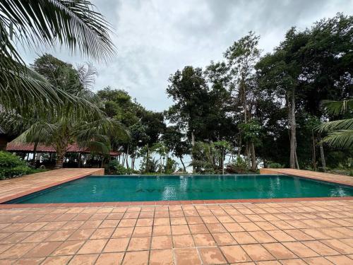 a swimming pool in the middle of a resort at Romny cozy bay Resort in Koh Rong Sanloem