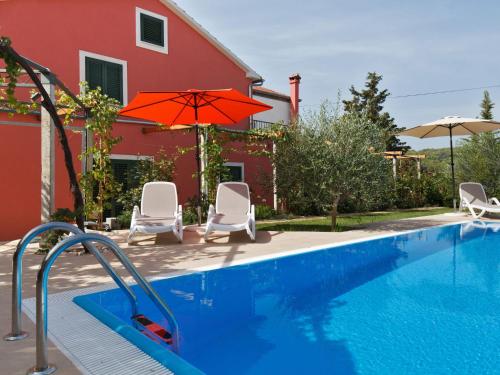 Holiday Home Luxuriöses Haus direkt am Strand- große Terrasse- Pool by Interhome