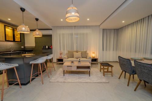 salon z kanapą i stołem w obiekcie Maria Suites 2 w Akabie