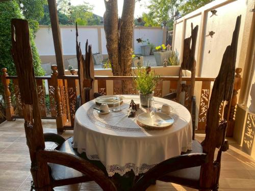 un tavolo con una tovaglia bianca su un patio di Elephant House and Pool Villas 