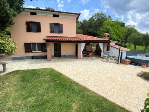 Holiday Home Tolles Ferienhaus in Supetarska Draga mit Garten by Interhome